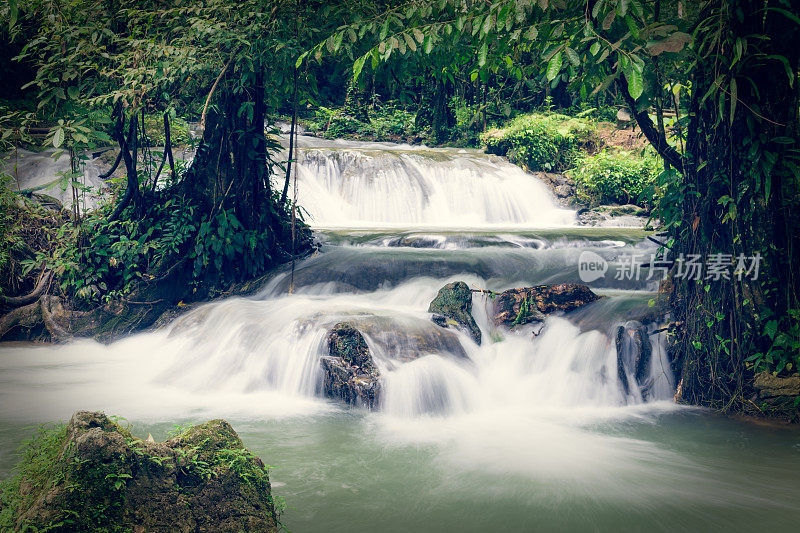 在 Nang Manora 瀑布，攀牙府，泰国